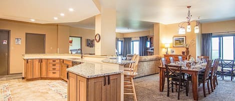 Leilighet, flere senger, adgang til basseng, fjellutsikt (4 Br: Silver Creek 5801) | 4 soverom, individuelt dekorert, individuelt innredet og sengetøy