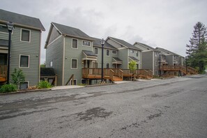 Exterior - Powderidge 60: Slope Side, Fireplace, Spacious Deck (Snowshoe)
