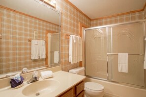 Condo, 1 cama Queen e sofá-cama, sacada, vista para a montanha (1 Br: Powderidge 60) | Banheiro | Toalhas de banho 