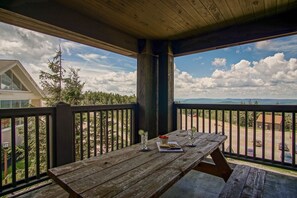 Appartamento, letti multipli, idromassaggio, vista montagna (2 Br: Rimfire 351-352) | Ristorazione all'aperto