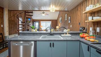 House, Multiple Beds, Patio, Mountain View (2 Br: Wabasso 5) | Private kitchen