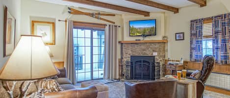 Condo, varias camas, acceso a la alberca, vista a la montaña (2 Br: Whistlepunk 31) | Área de sala de estar