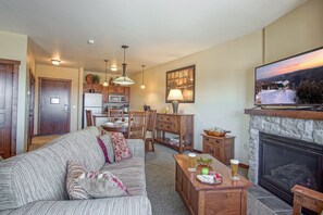 公寓客房, 1 張加大雙人床和 1 張沙發床, 按摩浴缸, 山景 (1 Br Studio: Soaring Eagle 315) | 起居區