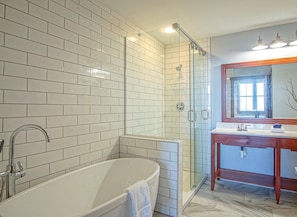 Condo, várias camas, acesso à piscina, vista para a montanha (2 Br Plus Den: Allegheny Springs 440) | Banheiro | Toalhas de banho 