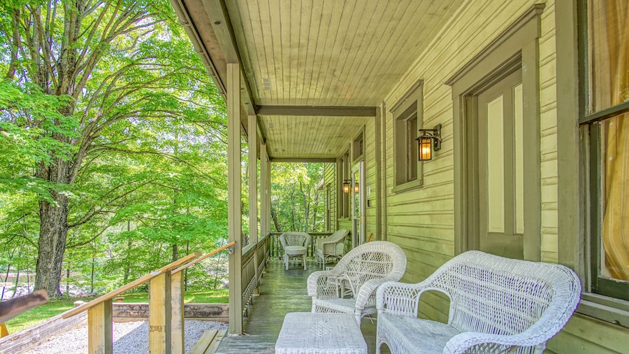 5 Br: Historic Glaab House in Cass, With AC, Amazing Kitchen, Covered Porches, Historical Landmark