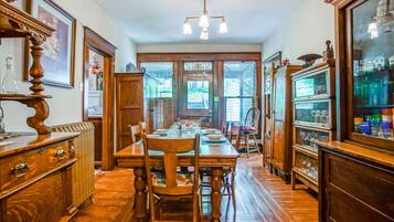 5 bedrooms, individually decorated, individually furnished, bed sheets