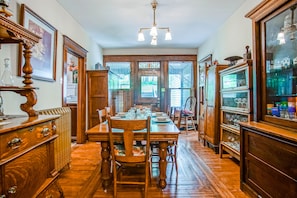 5 bedrooms, individually decorated, individually furnished, bed sheets - 5 Br: Historic Glaab House in Cass, With AC, Amazing Kitchen, Covered Porches, Historical Landmark (Cass)