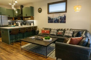 Talo, useita sänkyjä, pääsy uima-altaalle, vuoristonäköala (3 Br: Sanctuary 185) | Oleskelualue