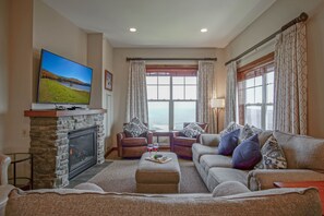 Appart'hôtel, plusieurs lits, bain à remous, vue montagne (3 Br: Soaring Eagle 404) | Coin séjour