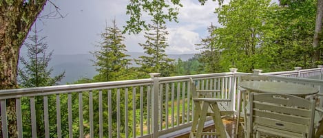 Condo, Berbilang Katil, Balcony, Mountain View (3 Br+: Stemwinder 6A) | Tempat makan luar