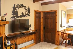 Condo, 1 cama King e sofá-cama, acesso à piscina, vista para a montanha (1 Br: Whistlepunk 45) | Parte interna