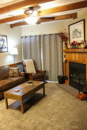 Condo, 1 cama King e sofá-cama, acesso à piscina, vista para a montanha (1 Br: Whistlepunk 45) | Área de estar