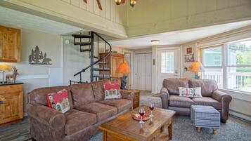 House, Multiple Beds, Patio, Mountain View (5 Br: Hutch 6) | Living area