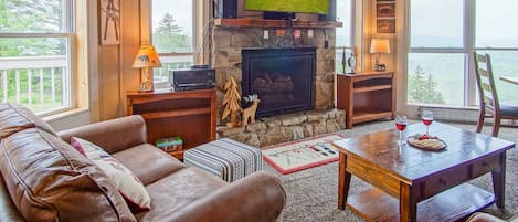 House, Multiple Beds, Patio, Mountain View (5 Br: Hutch 6) | Living area