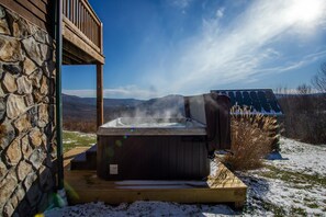 Outdoor spa tub - Skywalker Meadow 3 BR Home: True Retreat! (Slaty Fork)