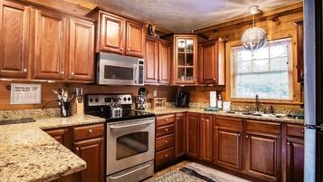 Rumah, Beberapa Tempat Tidur, akses ke kolam renang, pemandangan gunung (5 Br: Loggers Run 13) | Dapur pribadi