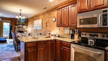 Rumah, Beberapa Tempat Tidur, akses ke kolam renang, pemandangan gunung (5 Br: Loggers Run 13) | Dapur pribadi