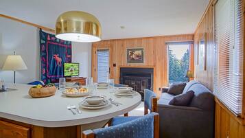 Townhome, 1 Queen Bed with Sofa bed, Balcony, Mountain View (1 Br: Powderidge 30) | 1 bedroom, individually decorated, individually furnished, bed sheets
