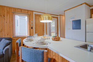 1 habitación, decoración personalizada y muebles diferentes 