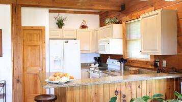 Nhà, nhiều giường, có thể sử dụng hồ bơi, quang cảnh núi (4BR: Timbers 1) | Bếp riêng