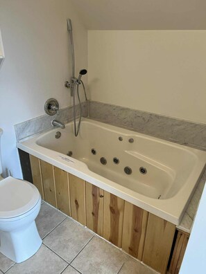 單棟房屋, 多張床, 可使用泳池, 山景 (4BR: Timbers 1) | 浴室 | 提供毛巾