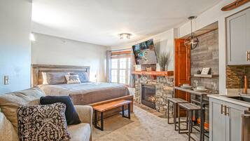 Condo, 1 King Bed with Sofa bed, Hot Tub, Mountain View (1 Br Junior Studio: Rimfire 421) | Living area