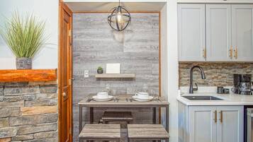 Condo, 1 King Bed with Sofa bed, Hot Tub, Mountain View (1 Br Junior Studio: Rimfire 421) | Private kitchen