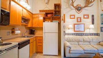 Condo, Multiple Beds, Pool Access, Mountain View (2 Br: Silver Creek 5216) | Private kitchen