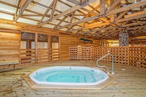 Appartement, meerdere bedden, hot tub, uitzicht op bergen (2 Br: Snowcrest 314B) | Spabad binnen