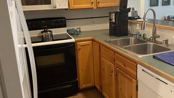 House, Multiple Beds, Patio, Mountain View (2 Br: Camp 4 #7) | Private kitchen
