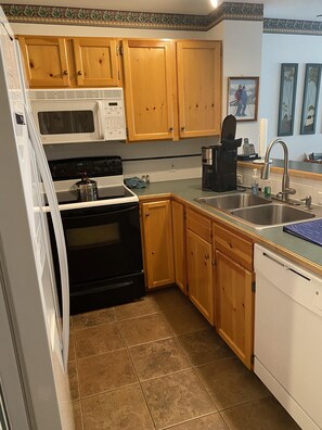 House, Multiple Beds, Patio, Mountain View (2 Br: Camp 4 #7) | Private kitchen - Camp 4 #7: 2 Bedrooms, 2.5 Baths: Slope Side, Gas Fireplace (Snowshoe)