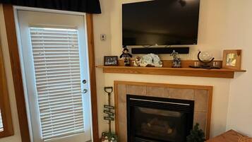 House, Multiple Beds, Patio, Mountain View (2 Br: Camp 4 #7) | Interior