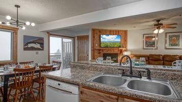 Condo, Multiple Beds, Balcony, Mountain View (3 Br: Summit 307 D) | Private kitchen
