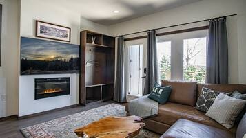 House, Multiple Beds, Hot Tub, Mountain View (3 Br: Coal Box) | Living area