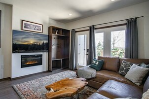 Talo, useita sänkyjä, poreamme, vuoristonäköala (3 Br: Coal Box) | Oleskelualue