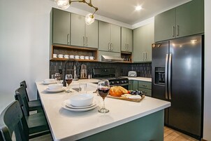 House, Multiple Beds, Hot Tub, Mountain View (3 Br: Coal Box) | Private kitchen