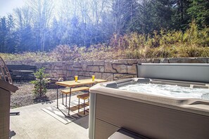 Outdoor dining - 3 Bedroom: Coal Box Beautiful Unique Home Close to Slopes (Snowshoe)