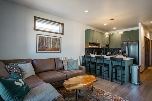 3 Bedroom: Coal Box Beautiful Unique Home Close to Slopes