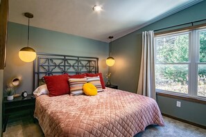 House, Multiple Beds, Hot Tub, Mountain View (3 Br: Coal Box) | 3 bedrooms, individually decorated, individually furnished, bed sheets - 3 Bedroom: Coal Box Beautiful Unique Home Close to Slopes (Snowshoe)