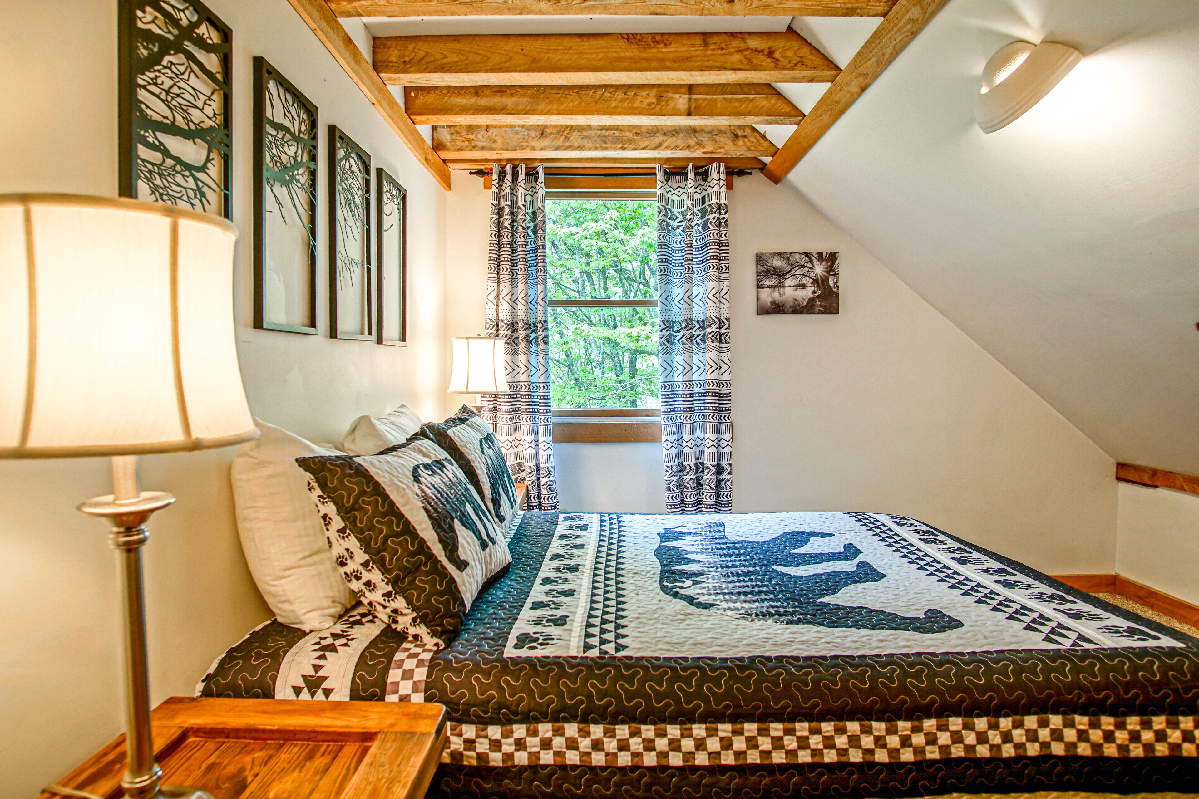 Rumah, Beberapa Tempat Tidur, dapur, pemandangan gunung (1 Br: South Westridge Rd. 047 GH) | 1 kamar tidur dan didekorasi berbeda-beda