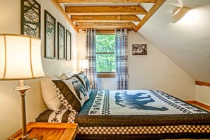 Rumah, Beberapa Tempat Tidur, dapur, pemandangan gunung (1 Br: South Westridge Rd. 047 GH) | 1 kamar tidur dan didekorasi berbeda-beda