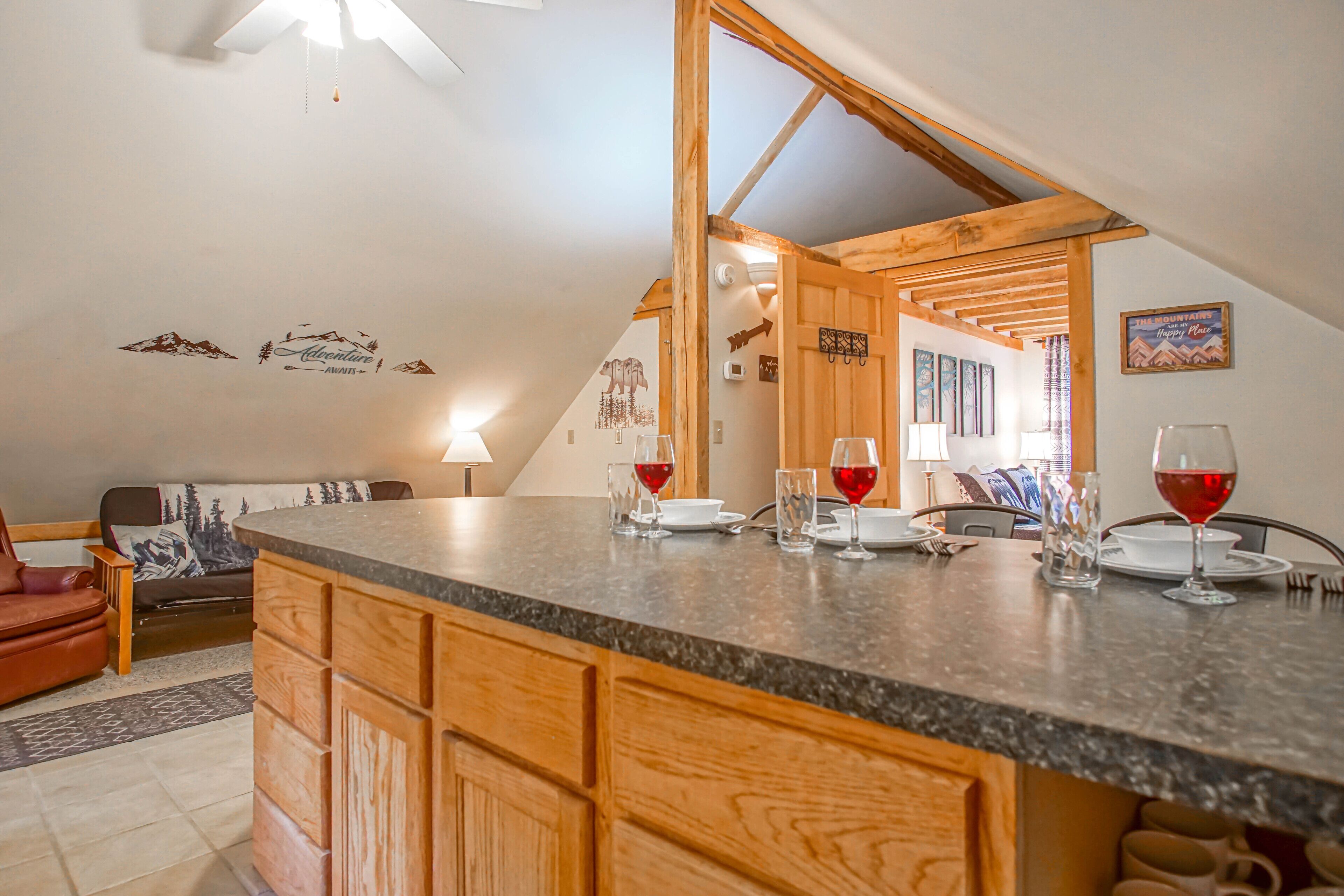 House, Multiple Beds, Kitchen, Mountain View (1 Br: South Westridge Rd. 047 GH) | Interior