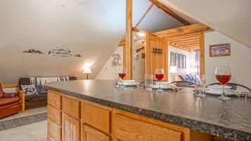 House, Multiple Beds, Kitchen, Mountain View (1 Br: South Westridge Rd. 047 GH) | Interior