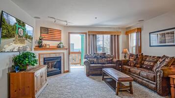 House, Multiple Beds, Balcony, Mountain View (3 Br: Camp 4 #1) | Living area