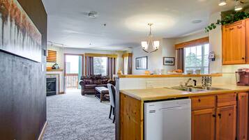 House, Multiple Beds, Balcony, Mountain View (3 Br: Camp 4 #1) | Interior