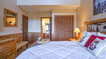 House, Multiple Beds, Balcony, Mountain View (3 Br: Whistlepunk 1) | 3 bedrooms, individually decorated, individually furnished, bed sheets