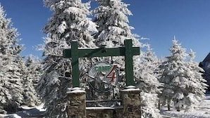 Entrada cubierta de nieve con un cartel que muestra una bicicleta y el número 4.