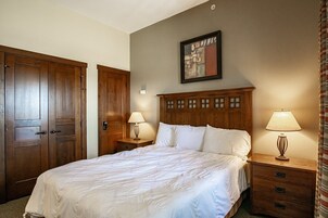 Apartamento, 1 cama de matrimonio con sofá cama (1 Br Studio: Soaring Eagle 414) | 1 dormitorio y ropa de cama