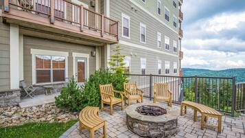 Condo, 1 Queen Bed with Sofa bed, Hot Tub, Mountain View (1 Br Studio: Soaring Eagle 414) | Terrace/patio