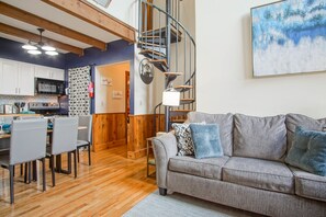 Condo, varias camas, chimenea, vista a la montaña (1 Br Plus Loft : Whistlepunk 44) | Área de sala de estar